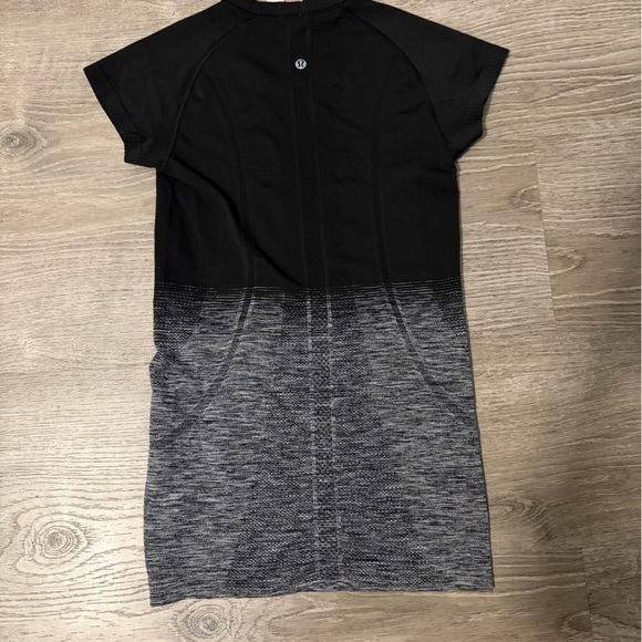 Lululemon Athletica Black and Gray Short Sleeve Tee - Picture 3 of 5